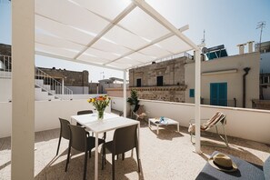 Outdoor dining - Apartment in the heart of Polignano a Mare with furnished terrace (Polignano a Mare)