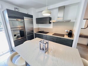 Kylskåp, mikrovågsugn, ugn och diskmaskin