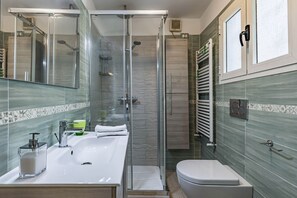 Een douche, een haardroger, een bidet, handdoeken