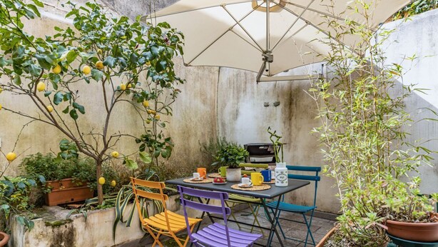 An outdoor patio with a table, chairs, a coffee maker, and potted plants. - GuestHost - Cozy apartment of 70 sqm, able to accommodate up to 4 people, located on the ground floor of a building with private entrance (two steps to access it).The location is enviable, in the center of Pisa, a few steps from Piazza dei Miracoli and t (Pisa)