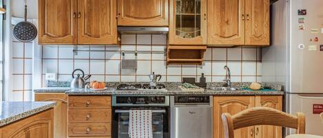 Un four, surface de cuisson, lave-vaisselle