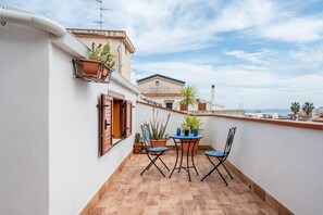Outdoor dining - Cozy 95 sqm apartment for 6 people, located on the 4th and top floor of a building with lift (NOT suitable for the disabled). The property is located in Giardini Naxos, a wonderful seaside area near Taormina, a few minutes on foot from the beaches. The a (Giardini Naxos)