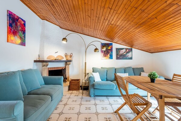 TV - Cozy 95 sqm apartment for 6 people, located on the 4th and top floor of a building with lift (NOT suitable for the disabled). The property is located in Giardini Naxos, a wonderful seaside area near Taormina, a few minutes on foot from the beaches. The a (Giardini Naxos)