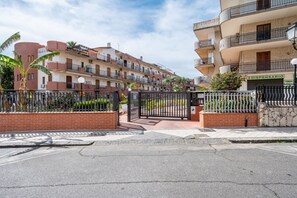 Exterior - Cozy 95 sqm apartment for 6 people, located on the 4th and top floor of a building with lift (NOT suitable for the disabled). The property is located in Giardini Naxos, a wonderful seaside area near Taormina, a few minutes on foot from the beaches. The a (Giardini Naxos)