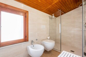 Douche, séchoir à cheveux, bidet, serviettes fournies