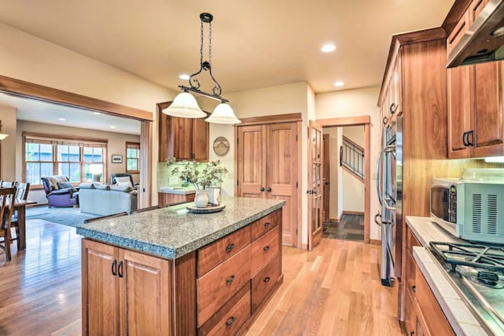 Upscale, centrally located, Dog friendly!