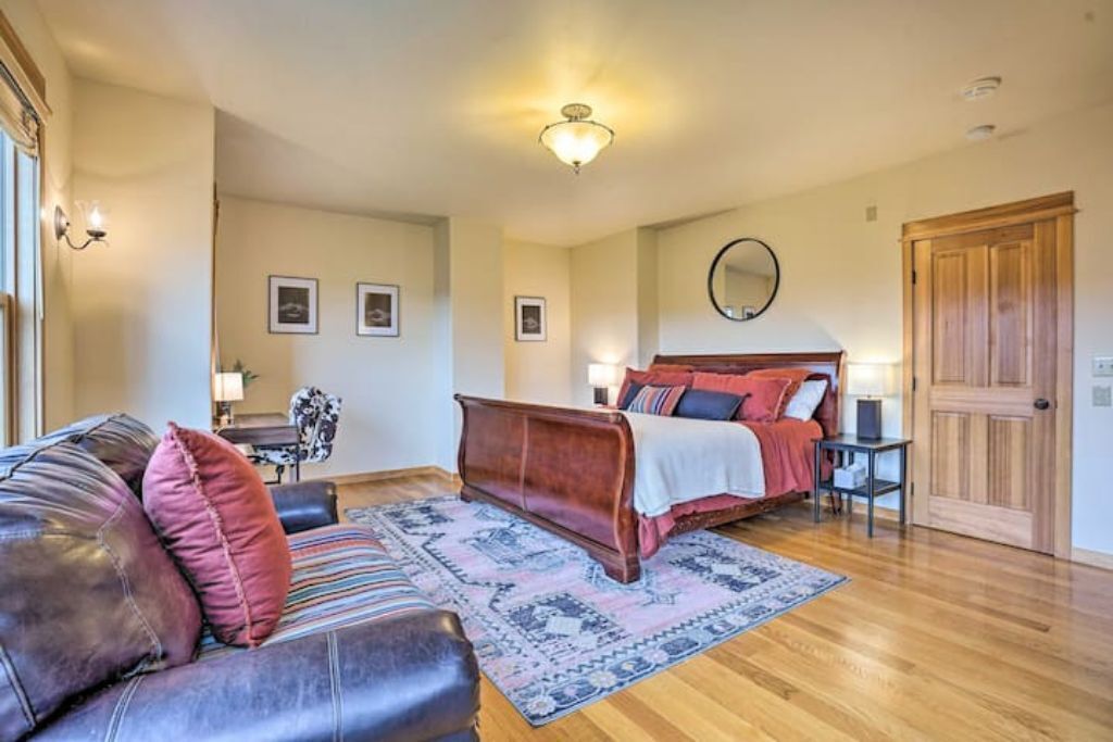 Upscale, centrally located, Dog friendly!