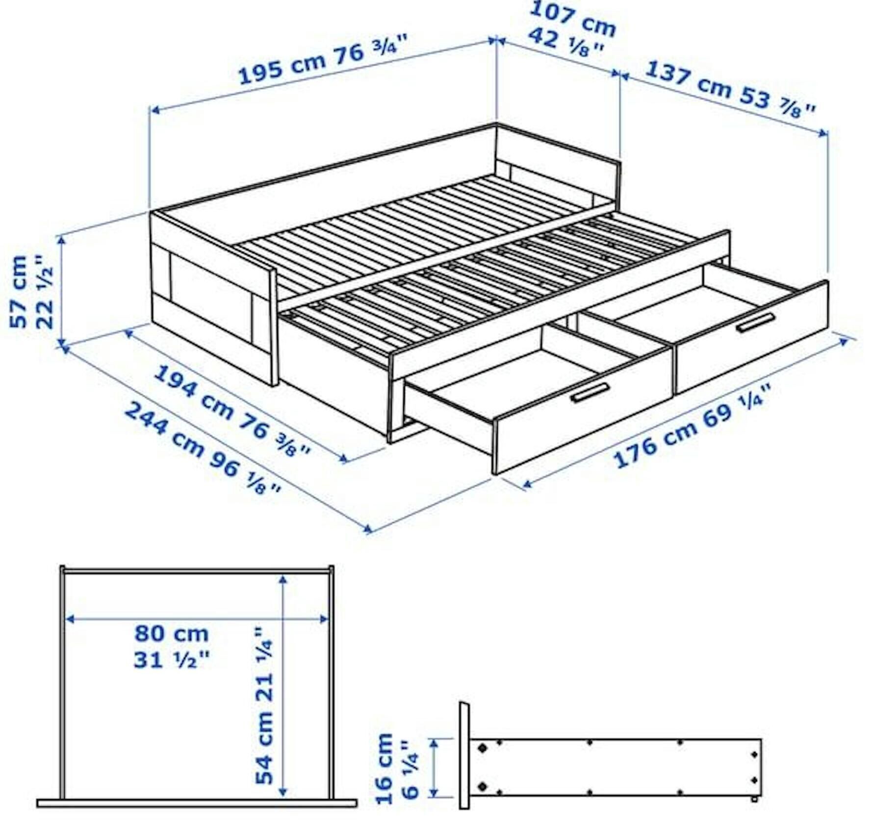 Sängyn mitat ovat 195 cm x 137 cm x 57 cm, laatikon mitat ovat 80 cm x 31,5 cm x 54 cm ja hyllyn mitat ovat 16 cm x 15,9 cm x 54 cm.
