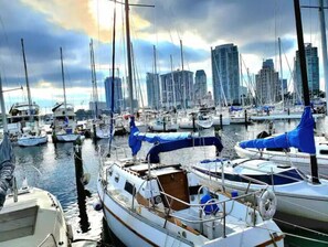 Un puerto deportivo con varias embarcaciones amarradas, rodeado de edificios altos.