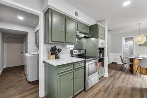 Réfrigérateur, four à micro-ondes, un four, surface de cuisson