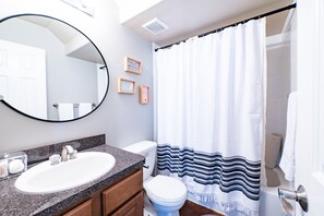 Hair dryer, towels, soap, shampoo - 55% Monthly special price W 4rooms W 3 fullbath W walk to College (Sherman)