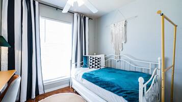 4 Schlafzimmer, Schreibtisch, Bügeleisen/Bügelbrett, WLAN