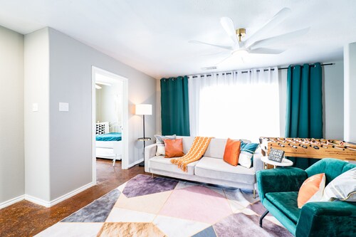 55% Monthly special price W 4rooms W 3 fullbath W walk to College