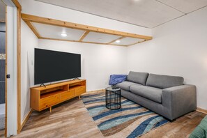 Smart TV - Modern Studio-Winter Wonderland-Close to LP5 Trail (Traverse City)