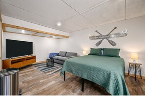 1 bedroom, travel cot, free WiFi, bed sheets - Modern Studio-Winter Wonderland-Close to LP5 Trail (Traverse City)
