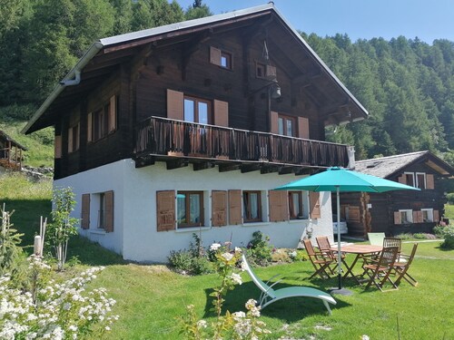 Extérieur : Chalet d'environ 132m2, pour 10 personnes, avec jardin et mobilier de jardin -Intérieur
