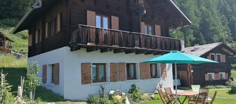 Outside: Chalet of about 132m2, for 10 people, with garden and garden furniture -Inside: living room