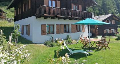Extérieur : Chalet d'environ 132m2, pour 10 personnes, avec jardin et mobilier de jardin -Intérieur
