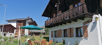 Outside : Chalet of about 132m2, for 10 persons, with garden and garden furniture -Interior: living