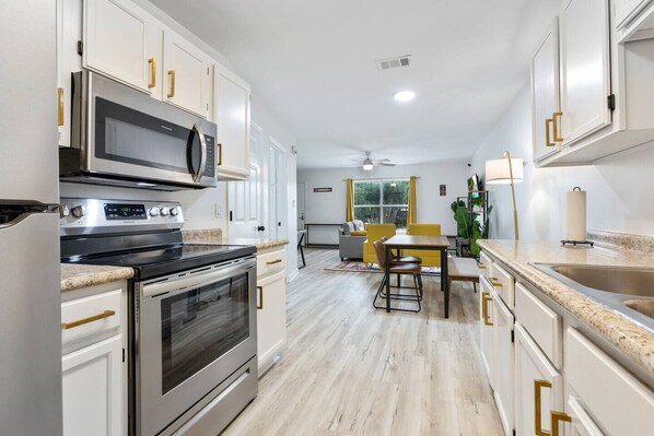 冷蔵庫、電子レンジ、オーブン、コンロ