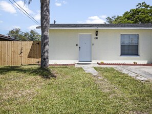 Exterior - Gorgeous and fenced 3BED/2BTH Near Sarasota (Bradenton)