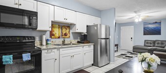 Gorgeous and fenced 3BED/2BTH Near Sarasota