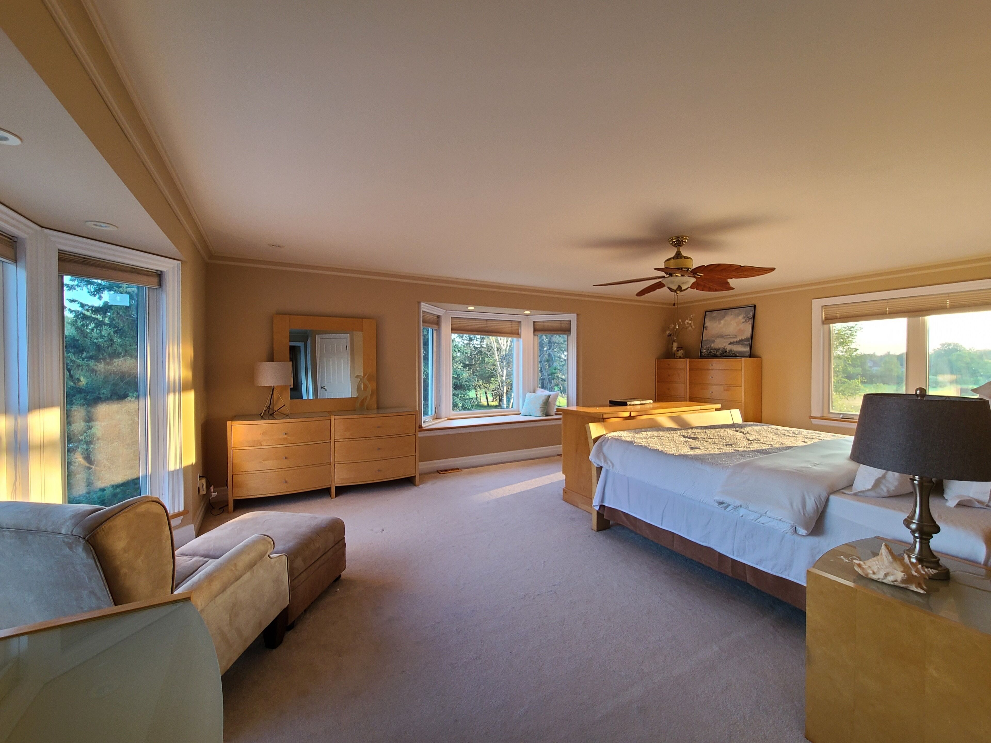 Large 5bedrm house with lakes, mini beach, golf, trail & more