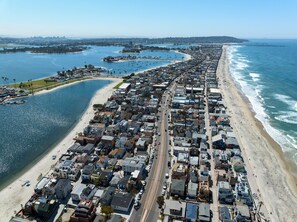 Una spiaggia nelle vicinanze