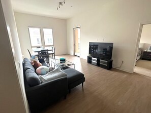 TV - Cozy Apartment right next to Irvine Spectrum! ♥ (Irvine)