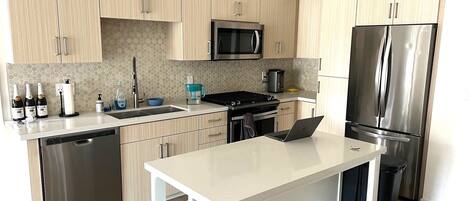 Fridge, oven, stovetop, dishwasher