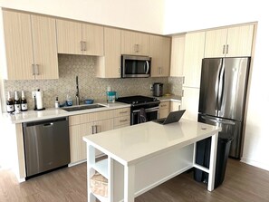 Fridge, oven, stovetop, dishwasher