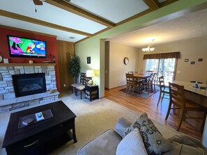Smart TV, fireplace - Cedar Grove Cottage @ Spring Brook Resort (Wisconsin Dells)