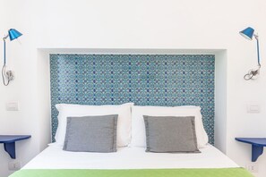 4 室のベッドルーム、セーフティボックス (室内)、デスク、アイロン / アイロン台