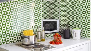 Coffee/tea maker, fridge, microwave, oven