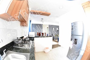 Refrigerador, microondas, cafetera y tetera y tostadora