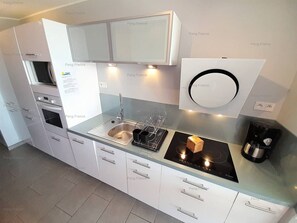 Een koelkast, een microgolfoven, een oven, een vaatwasser