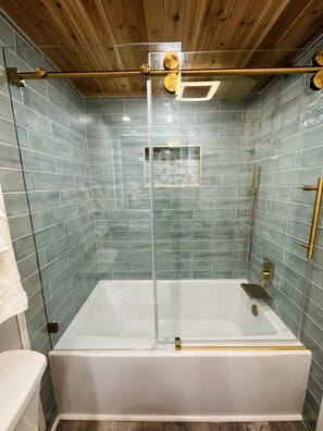 Hair dryer, towels, toilet paper - OctoBliss - Oceanfront 1BR at SeaWatch Myrtle Beach (Myrtle Beach)