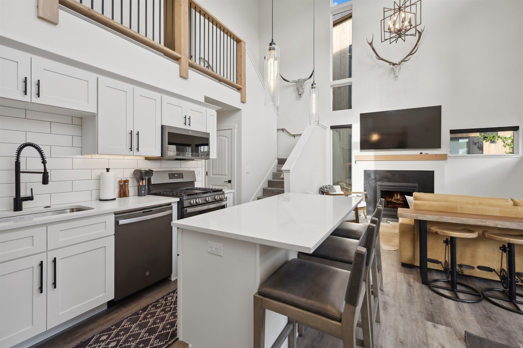 Quarry B12 - Brand new 2023 3BD 3.5BA Quarry unit! Sleeps 10 with access to