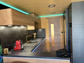 Kühlschrank, Geschirrspüler, Kochgeschirr/Geschirr/Besteck