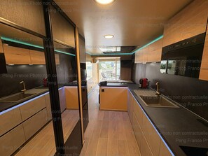 Kühlschrank, Geschirrspüler, Kochgeschirr/Geschirr/Besteck