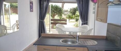 Jääkaappi, mikroaaltouuni, keittoastiat/astiat/ruokailuvälineet