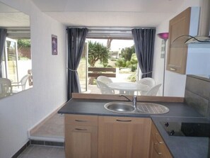 Réfrigérateur, micro-ondes, batterie de cuisine, vaisselle et ustensiles