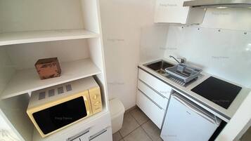 KĂŒhlschrank, Mikrowelle, Kochgeschirr/Geschirr/Besteck