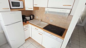 雪櫃、微波爐、洗碗機、廚房用具/餐具/器皿