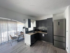 Fridge, dishwasher, cookware/dishes/utensils - Villa PORT NATURE Karess (LE CAP D AGDE)