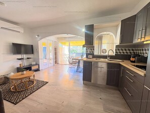 Fridge, dishwasher, cookware/dishes/utensils - Villa PORT NATURE Karess (LE CAP D AGDE)