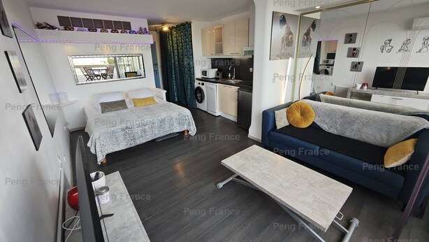 Un apartamento moderno con sala de estar, comedor, cocina y un pequeño balcón.