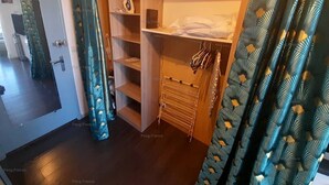 Una camera da letto con armadio, letto e bagno.
