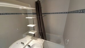 Ein Badezimmer mit zwei Waschbecken, einem Spiegel und einer Dusche.