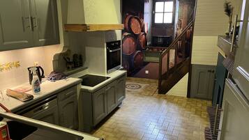 Køleskab, mikrobølgeovn, ovn, kogeplade